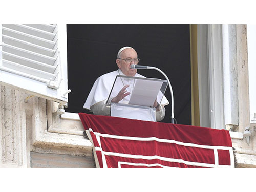 Popiežius sekmadienio vidudienį: Švč. Trejybė – kaip prie stalo susėdusi šeima